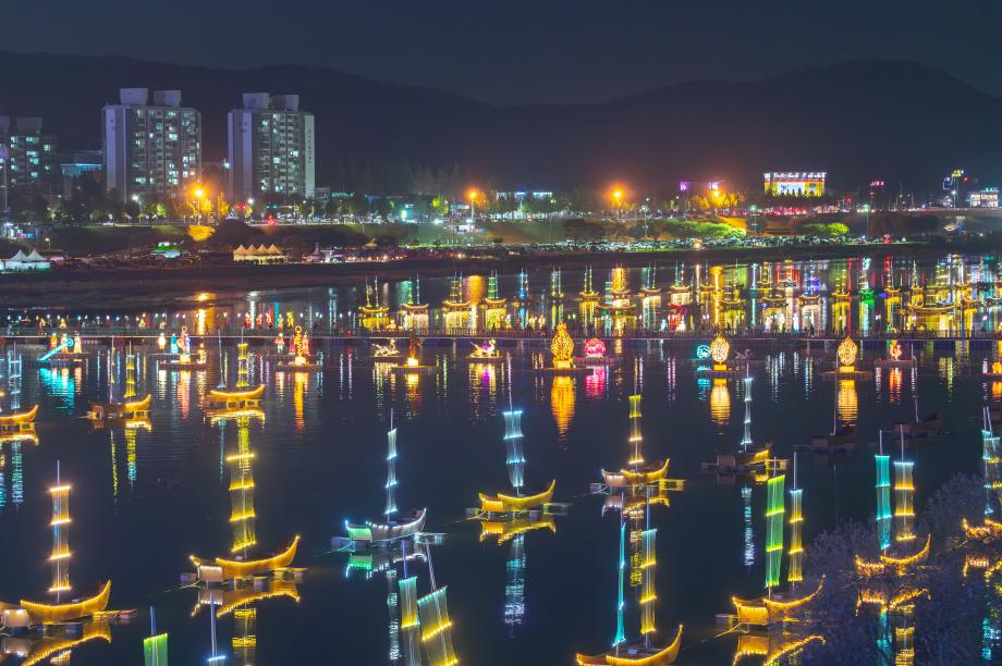 공주 금강 위를 수놓은 백제문화제 황포돛배 야경